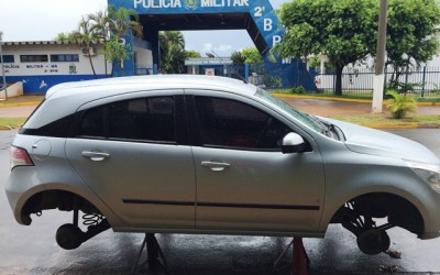 Ex namorado “surta” e após crise de ciúmes fura os quatro pneus do carro do amigo da ex 