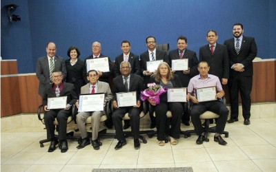 Câmara reconhece méritos de cidadãos com outorga de títulos e moções