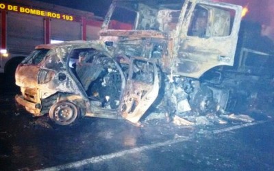 Carro bate em carreta e motorista morre carbonizado em rodovia de MS