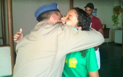 Após 14 anos, bombeiro recebe o agradecimento de vítima que se afogava em piscina