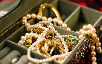 Dupla rouba joias avaliadas em R$ 60 mil em residência no Centro