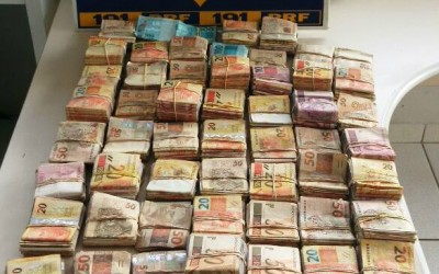 No 1º dia de carnaval, PRF apreende R$ 63.700 e 330 gramas de “Crack”