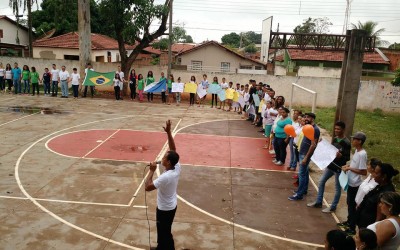 Comunidade, alunos e professores protestam por construção de quadra coberta