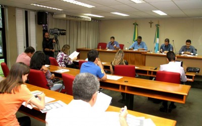 Deputados estaduais e educadores discutem projeto que preve gratificação