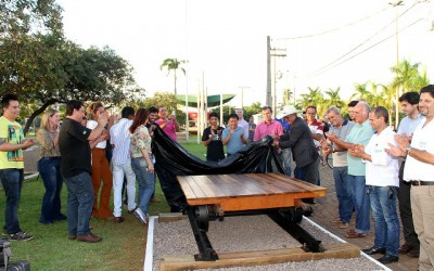 Monumento em homenagem aos ferroviários é instalado na Praça Ramez Tebet