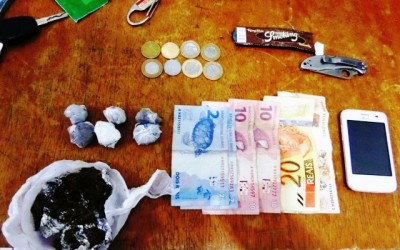Jovem é preso pela Polícia Militar de Trânsito depois de fugir e abandonar maconha para trás