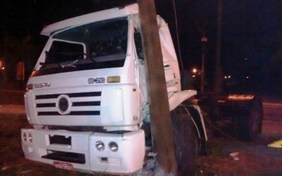 Motorista embriagado bate caminhão em poste e diz que estava “devagar”