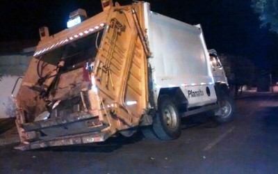 Caminhão de coleta de lixo cai em buraco no asfalto em Três Lagoas