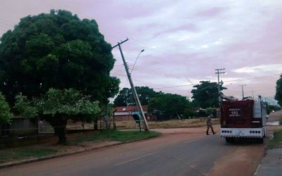 Carro bate em poste e local precisa ser isolado pelos bombeiros e Polícia Militar 