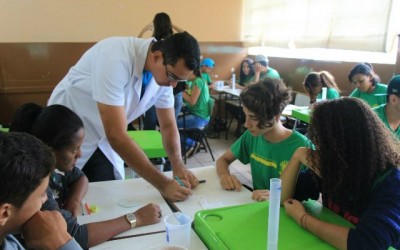 Projeto de extensão do IFMS leva prática da Química à escola pública de Três Lagoas