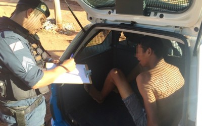 Após crise de bipolaridade, jovem “surta”, causa dano e anda de cueca em rua do Vila Alegre 