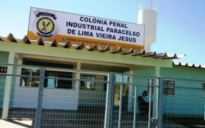 Na porta da colônia penal, 