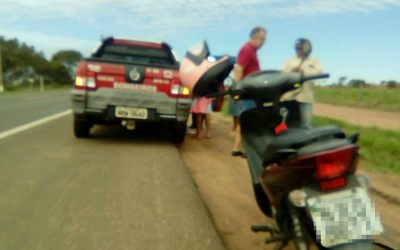 Pneu de moto escorrega e mulher sofre acidente na BR-158