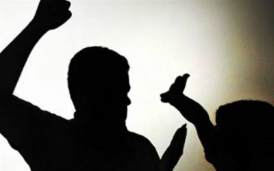 Marido tenta enforcar esposa e diz que lesões eram resultados da “noite de amor”