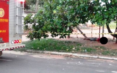 Corpo é encontrado por populares em calçada com ferimentos na cabeça