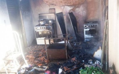 Incêndio no bairro Jardim Dourado mobiliza equipes dos bombeiros
