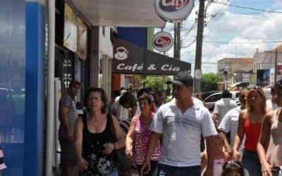 Na véspera do Dia das Mães, comércio funciona em horário especial