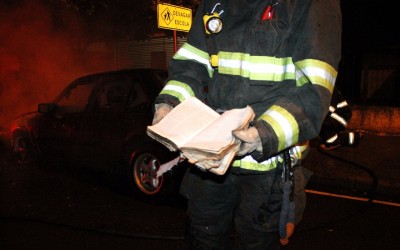 Bíblia é retirada de carro que foi incendiado 