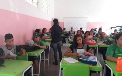 Semana de Enfrentamento ao Abuso e a Exploração Sexual começa com panfletagem nas escolas