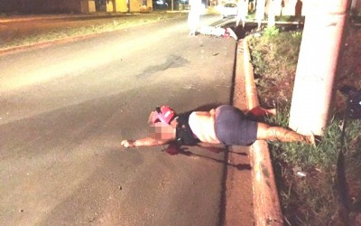 Mulher em moto bate em poste e morre no local