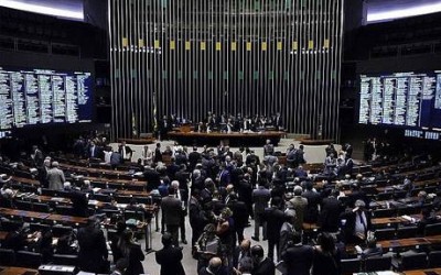 Após informação sobre gravação de Temer vir à tona, deputados gritam 