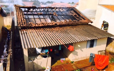 Casa fica destruída em incêndio; suspeitas é de vazamento de gás seguido de explosão 