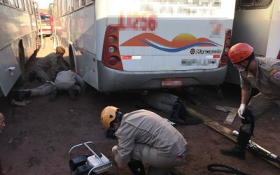 Ônibus cai em trabalhador; bombeiros tiveram que agir rápido para salvar sua vida 