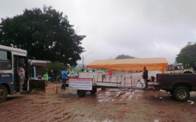 Manifestantes bloqueiam rua para cobrar pavimentação