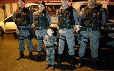 Equipe da ROTAI faz surpresa para menino apaixonado pela Polícia Militar 