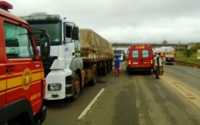 Jovem tenta suicídio e se joga na frente de carreta na BR-158