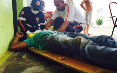 Atropelamento faz jovem derrubar árvore com o corpo ao lado do Presídio Feminino 