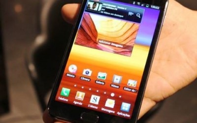 Ao deixar culto para atender telefone, mulher tem celular levado por ladrão 