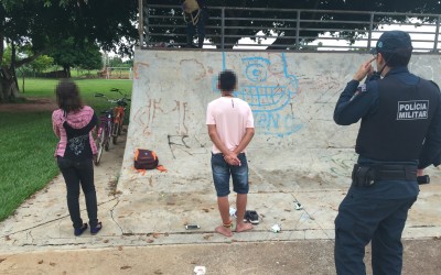 Menores de 13 e 15 que “matavam” aula são abordados na pista de skate em blitz