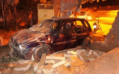 Após bater em moto, carro derruba muro de residência no Parque São Carlos 