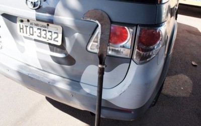 Em tentativa de reatar relacionamento, jovem ameaça ex com foice