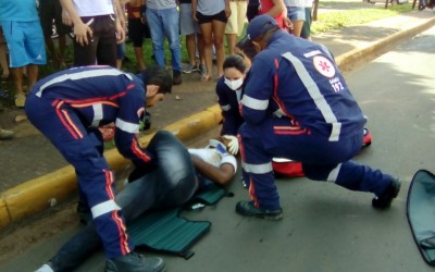 Piloto de moto potente se envolve em grave acidente no centro