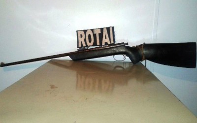 Agente de segurança encontra espingarda escondida em plantação de eucalipto
