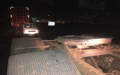 Carreta se solta de cavalo mecânico e interdita meia pista da BR-262