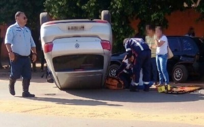 Ao desviar de cachorro, motorista perde controle e capota carro em avenida 