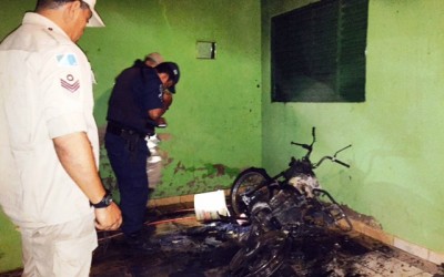 Moto é incendiada e as chamas são contidas pelos bombeiros 
