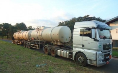 Polícia apreende duas carretas com 120 mil litros de etanol na BR-262