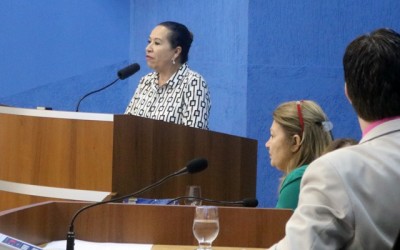 Secretária de saúde faz esclarecimentos sobre pedidos de vereadores