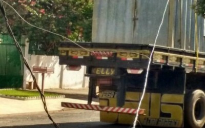 Caminhão rompe fiação elétrica e deixa moradores do Vila Nova sem emergia 