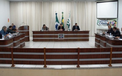 Câmara questiona falta de nutricionista e contratações para o Cemitério