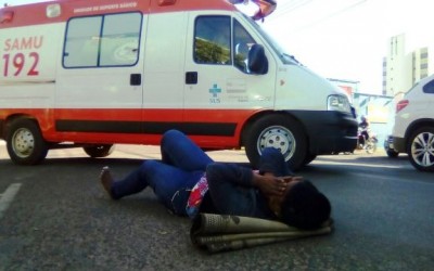 Ciclista é socorrida pelo SAMU após sofrer acidente de trânsito 
