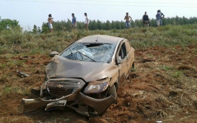 Após acidente, traficantes abandonam carro com arma e drogas 