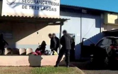 Com celulares e chips na jaqueta, agente é preso em flagrante durante 'batida' da PF