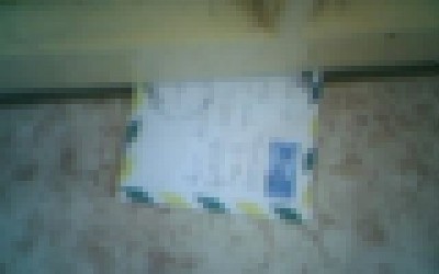 Após bilhete embaixo da porta, mulher acorda com estranho ao seu lado