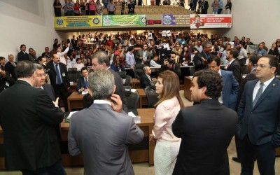 Deputados criam comissão para intermediar negociação entre servidores e governo