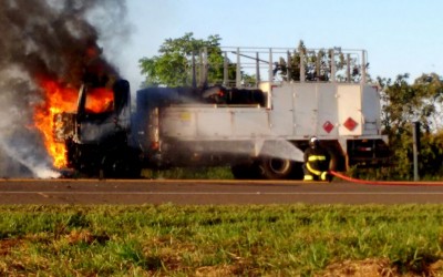 Caminhão de empresa de celulose pega fogo na BR -158